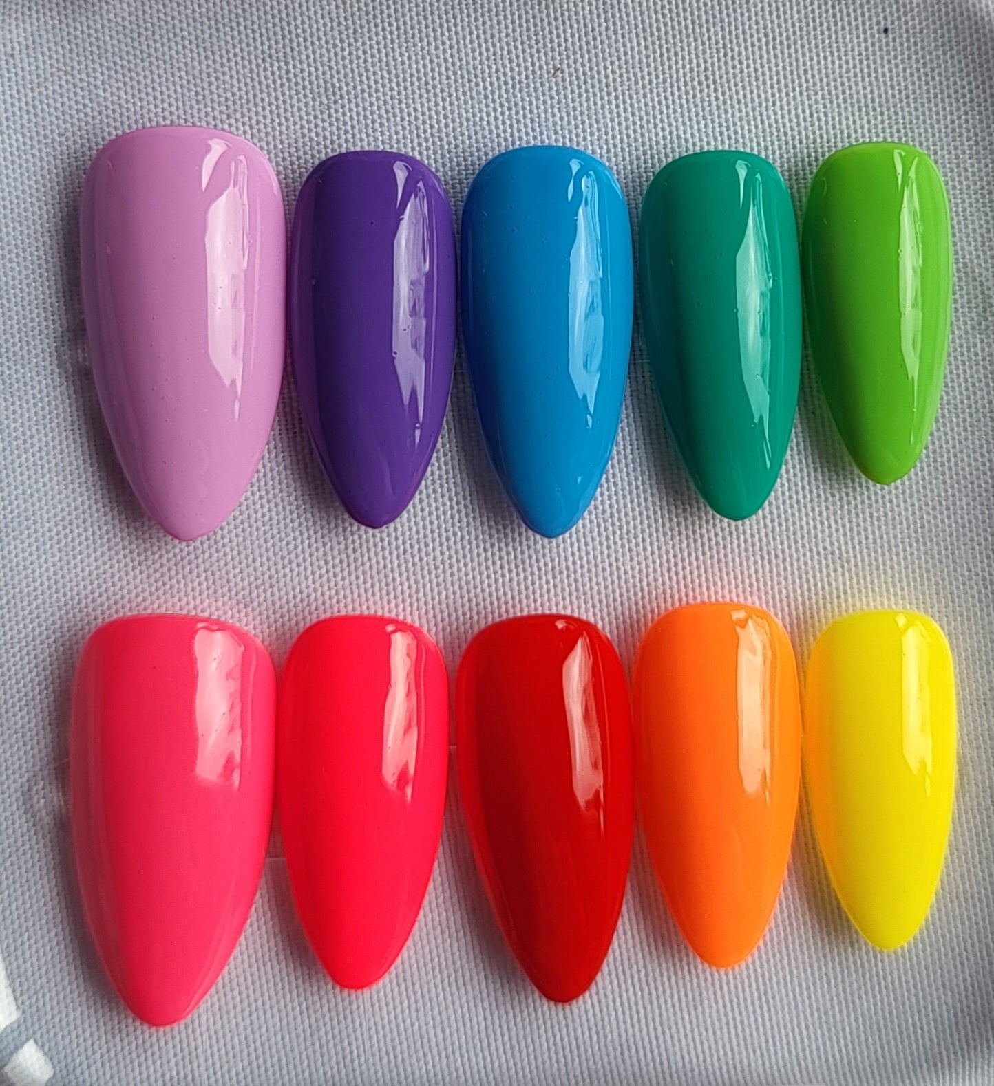Création Nail Art – Arc-en-Ciel Néon : La Palette de la Joie
