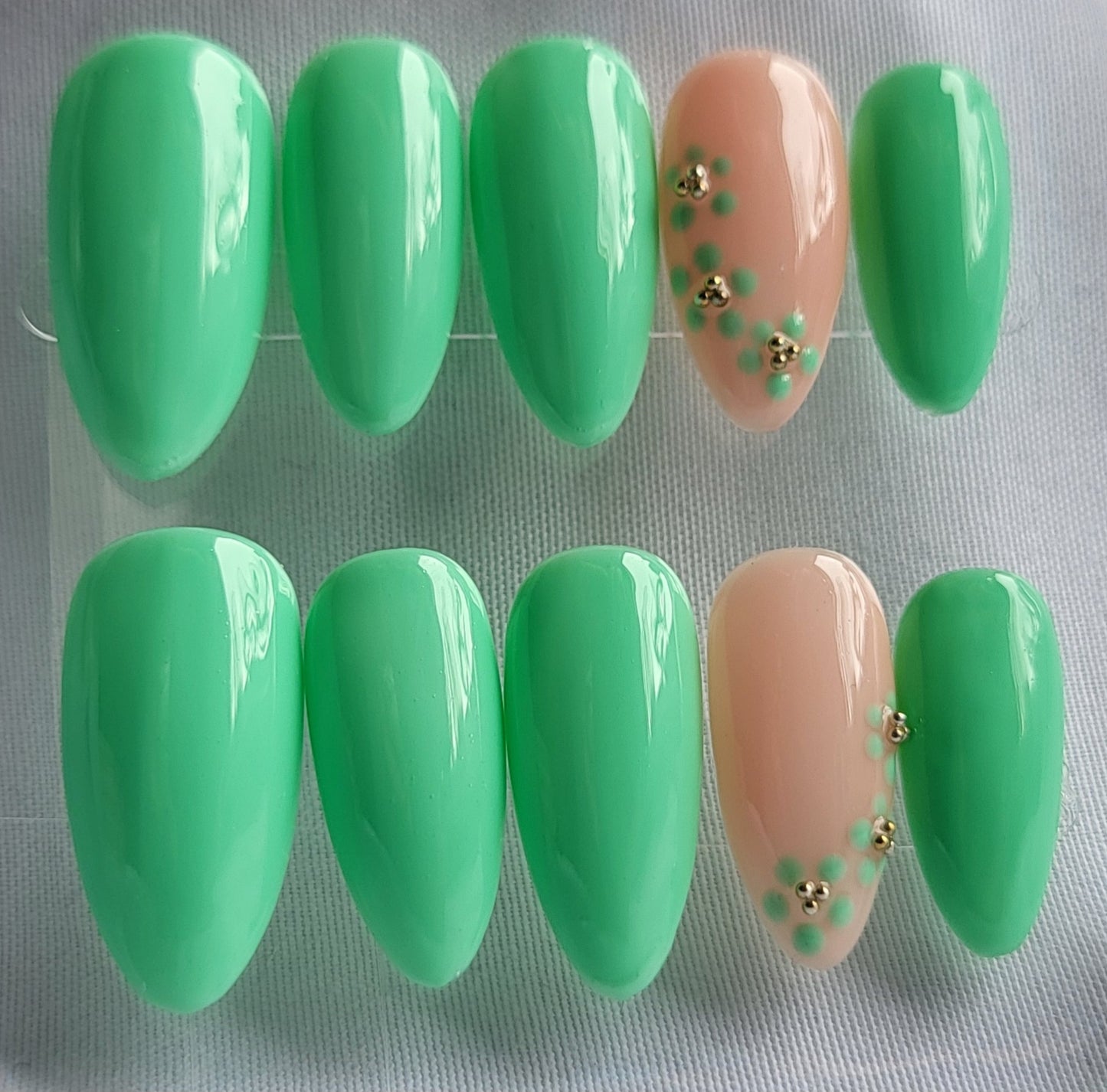 Création Nail Art – Vert Menthe & Strass Dorés : La Douceur du Printemps