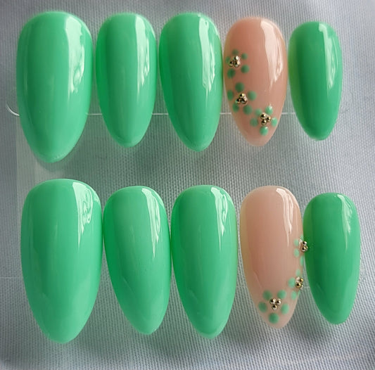 Création Nail Art – Vert Menthe & Strass Dorés : La Douceur du Printemps