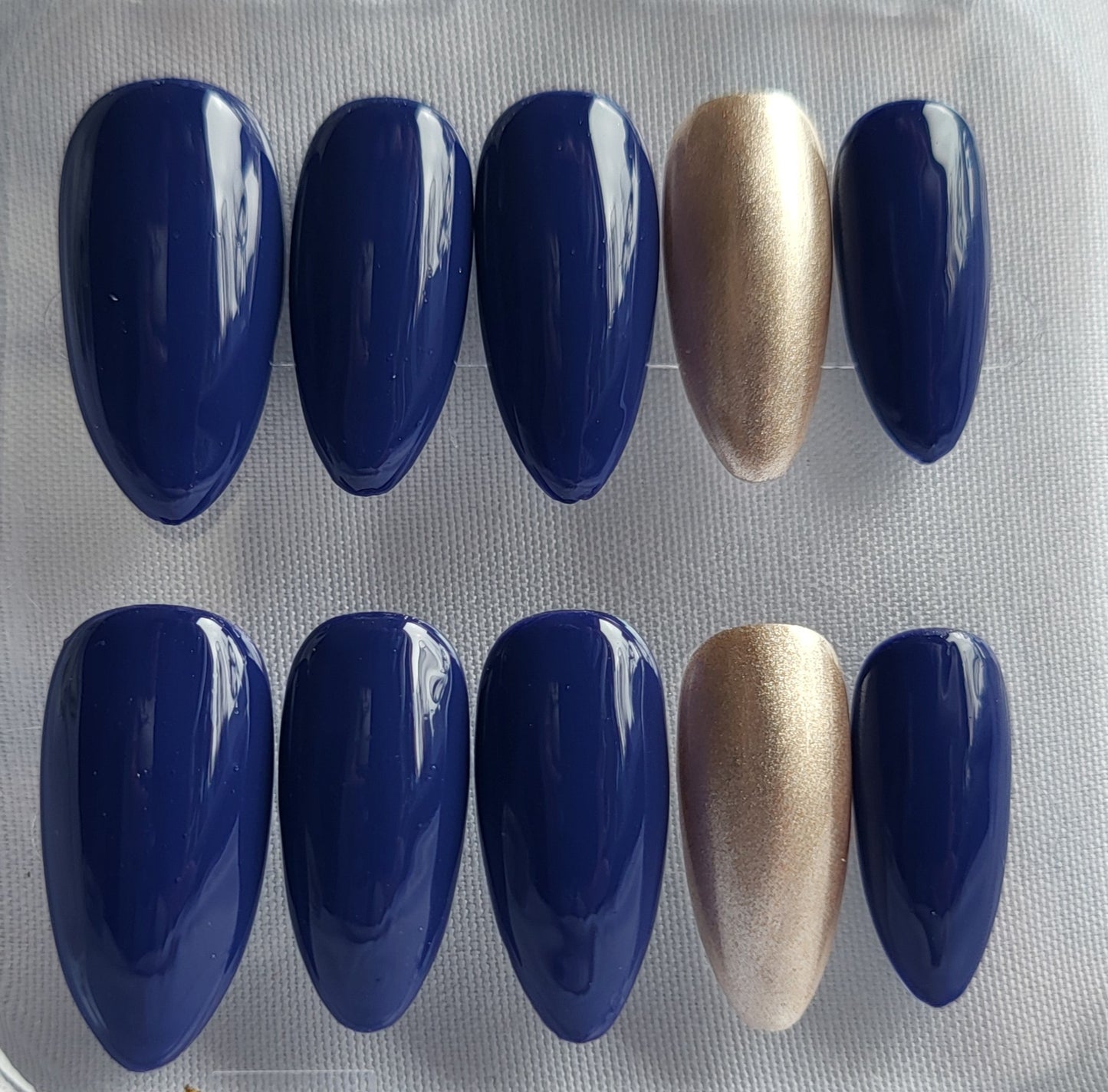 Création Nail Art – Bleu Marine & Or Champagne : L’Élégance Navale