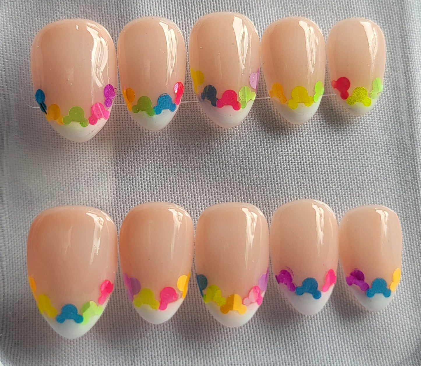 Création Nail Art ongles courts French Confettin Mickey – Édition Arc-en-ciel