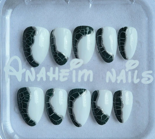 Création Nail Art ongles courts Croco Chic – Vert & Argent sur Blanc