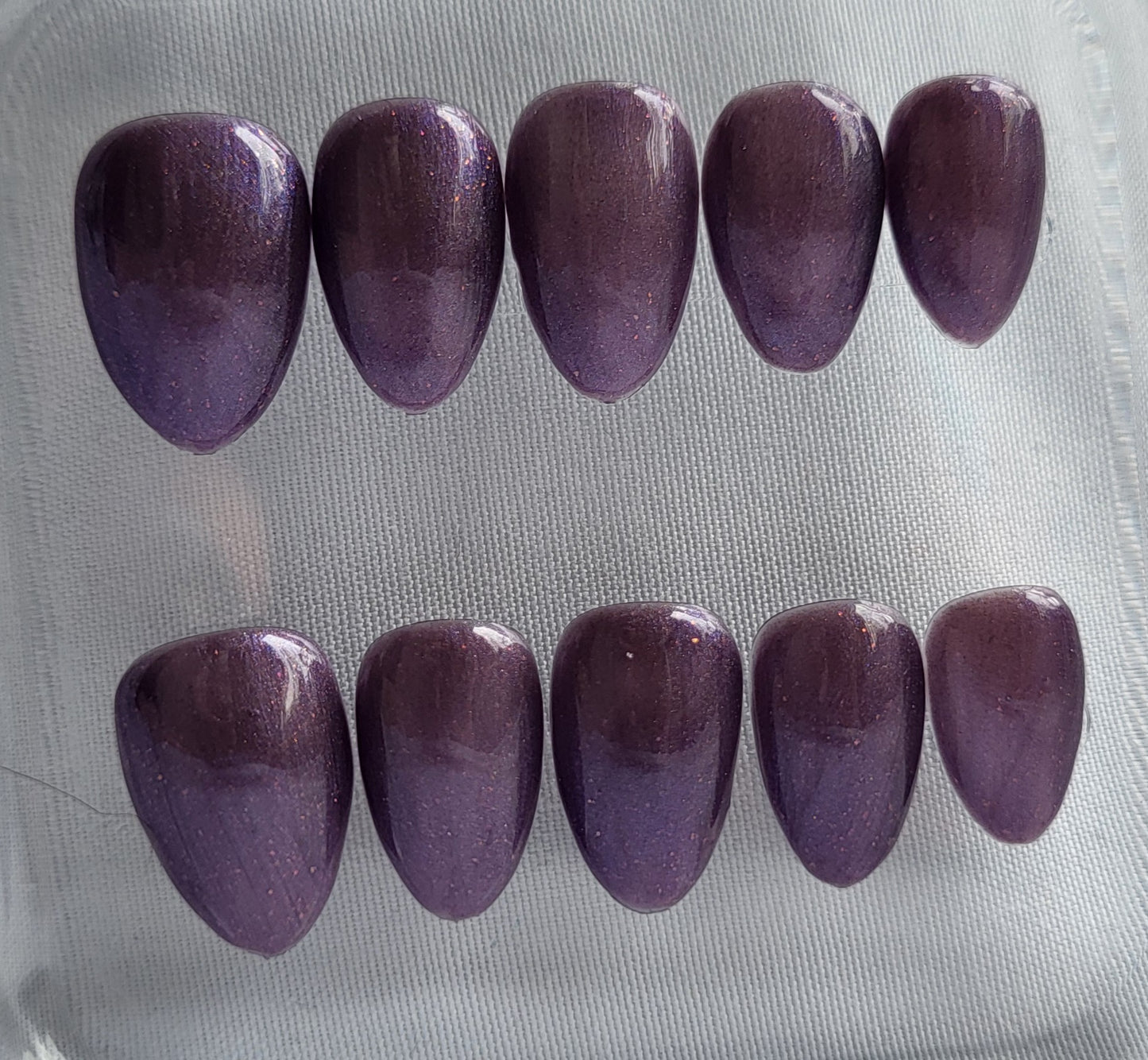 Création Nail Art ongles courts Violet Améthyste – Effet Nacré Scintillant