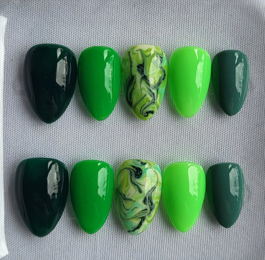 Création Nail Art ongles courts – Forêt Sauvage : L’Émeraude en Fusion