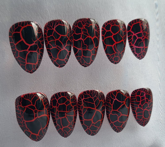 Création Nail Art ongles courts Craquelé Noir & Rouge – Dark Lava
