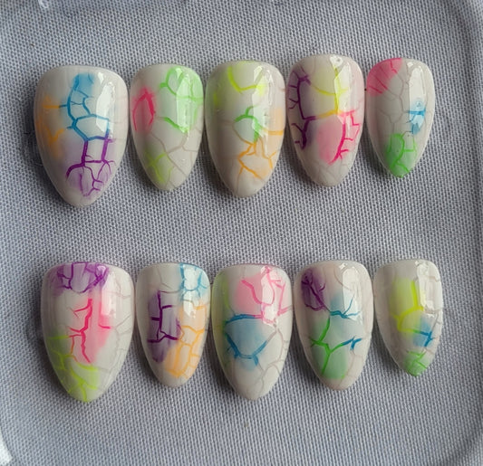 Création Nail Art ongles courts– Craquelures Pastel Arc-en-Ciel : Le Rêve Éveillé