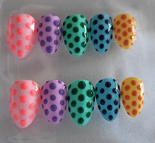 Création Nail Art ongles Courts - Confetti Rainbow à Pois Multicolores