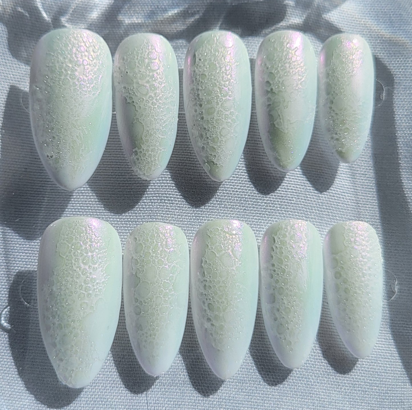 Création Nail Art Bulle de Nacre – Texture Irisée Holographique