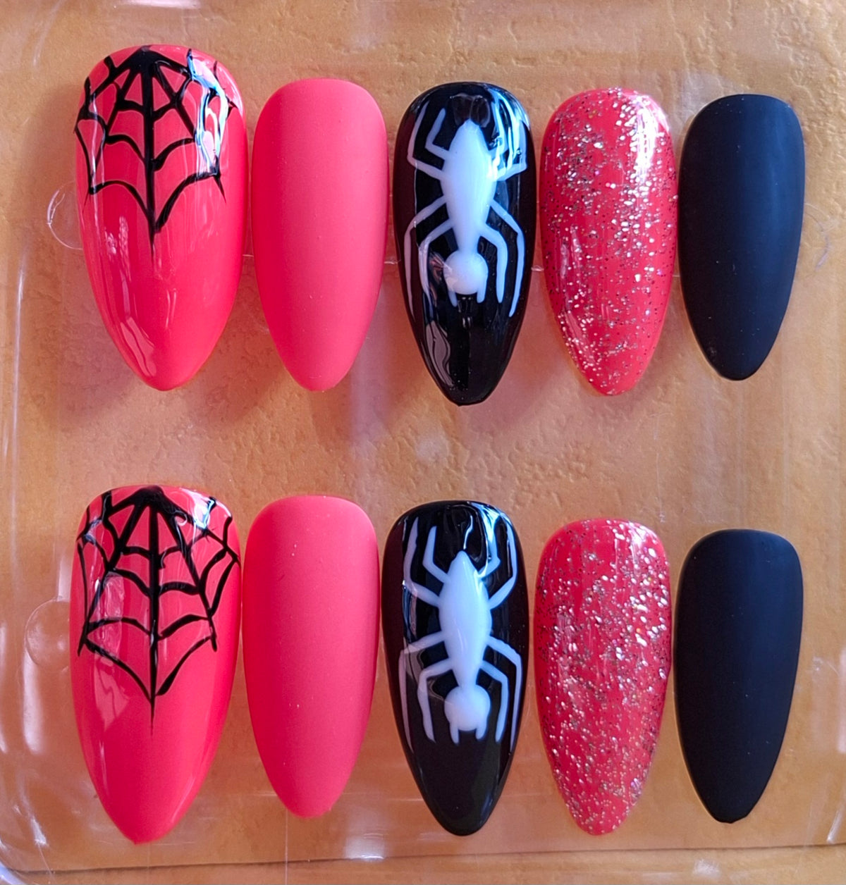 Création Nail Art Araignée 3D — Rose Orangé, Noir Laqué & Glitter