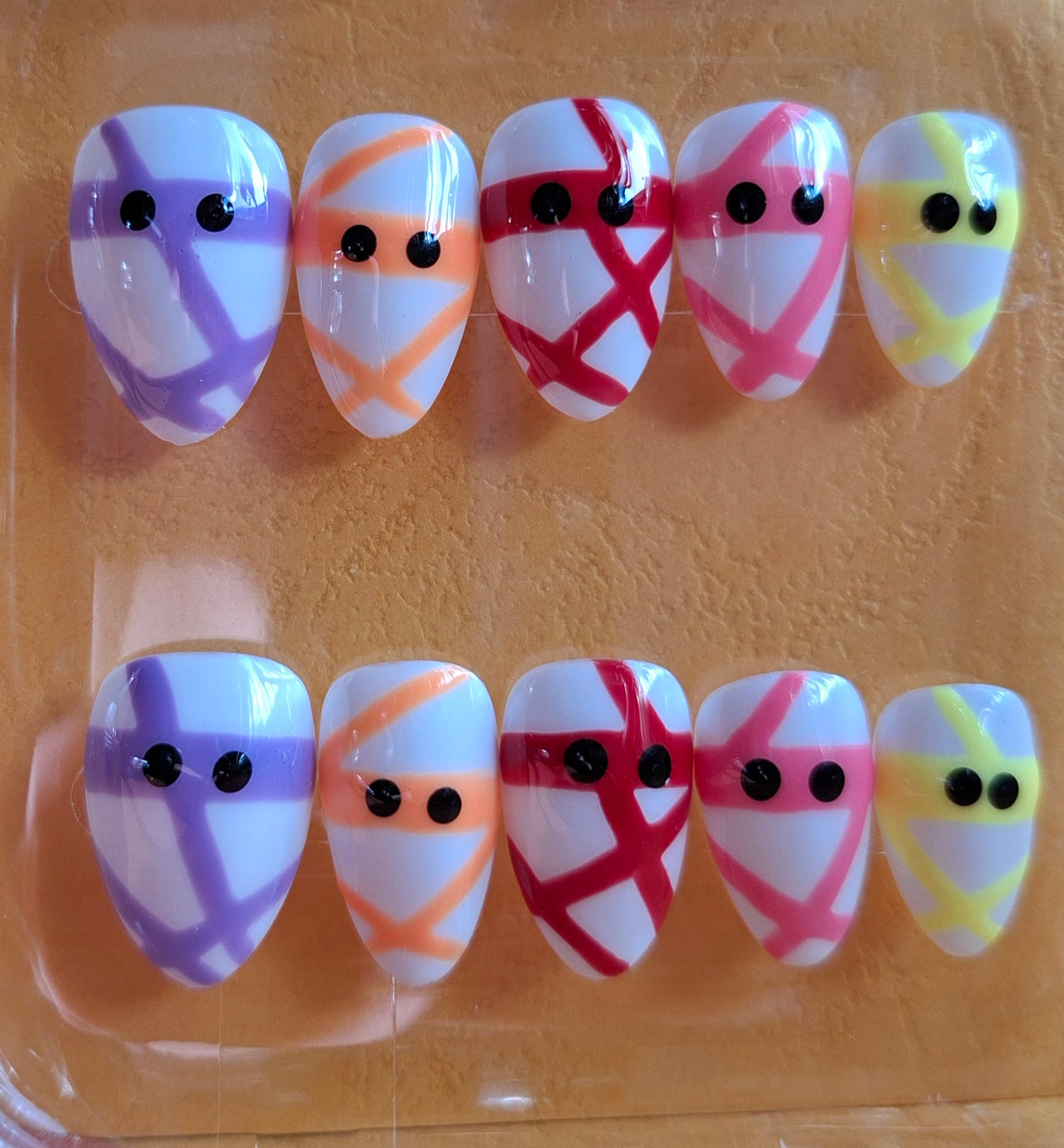 Création Court Nail Art Halloween Momies Kawaii — Bandelettes Multicolores & Yeux Ronds sur Blanc