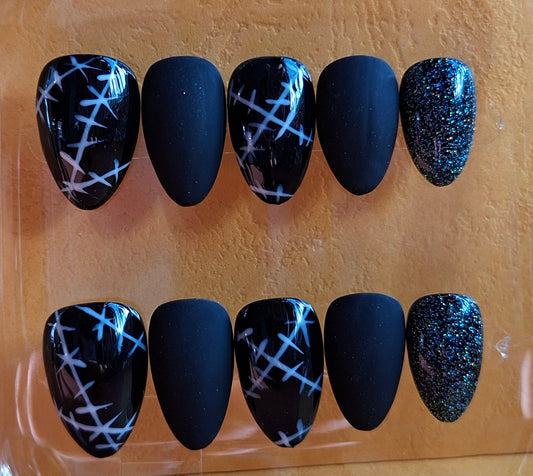 Création Court Nail Art Halloween Sutures Géométriques — Noir Mat Velours & Glitter Noir Galaxie