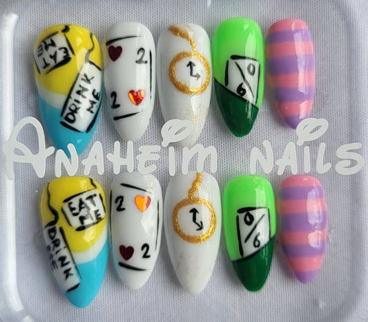 Création Nail Art Alice aux Pays des Merveilles