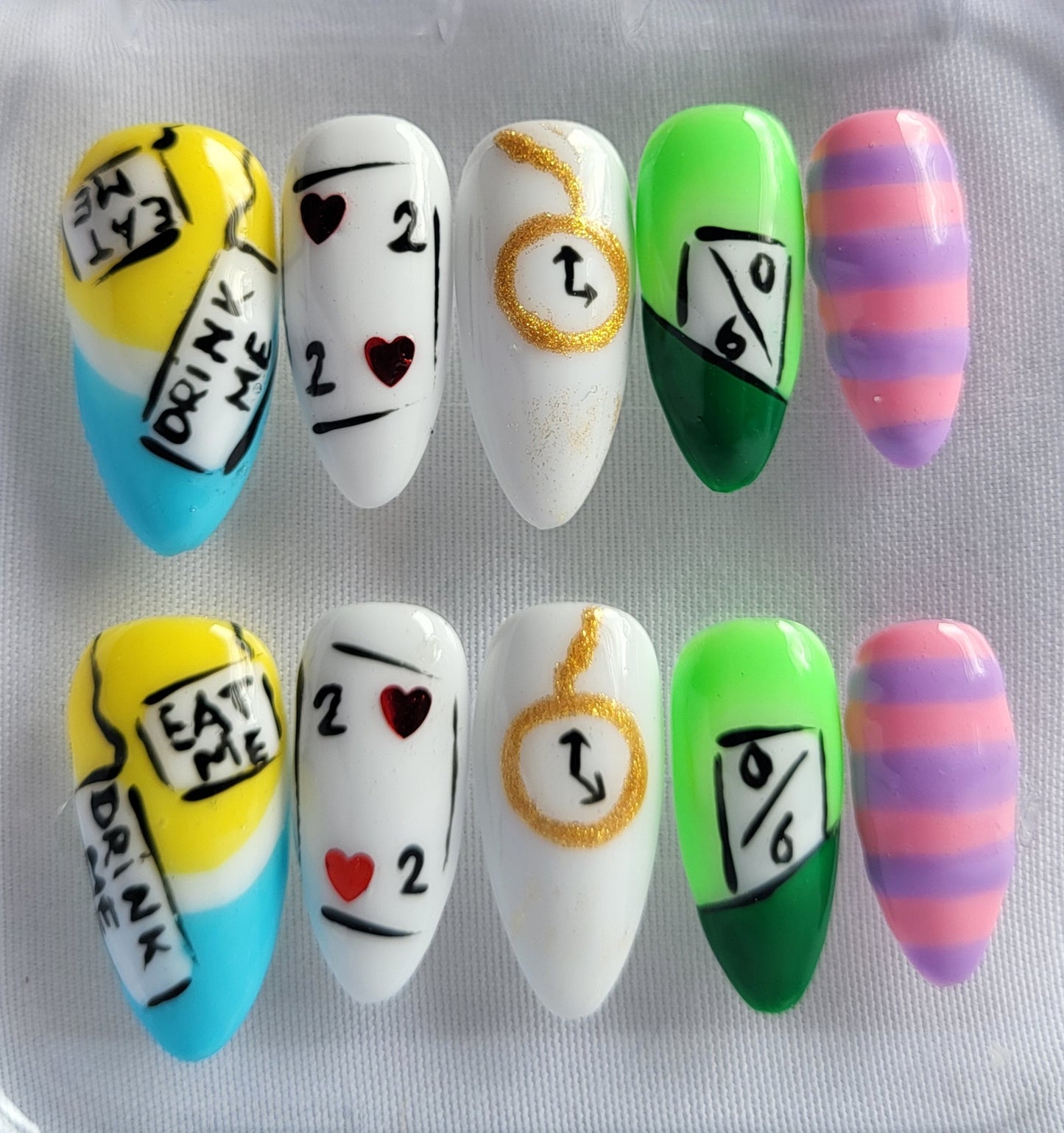 Création Nail Art Alice aux Pays des Merveilles