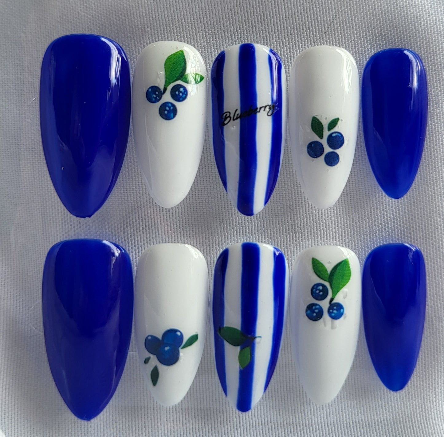 Création Nail Art – Blueberry : L’Élégance Bleue