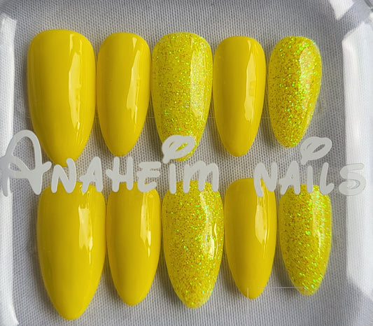 Création Nail Art – Jaune Soleil & Paillettes : L’Éclat de l’Été