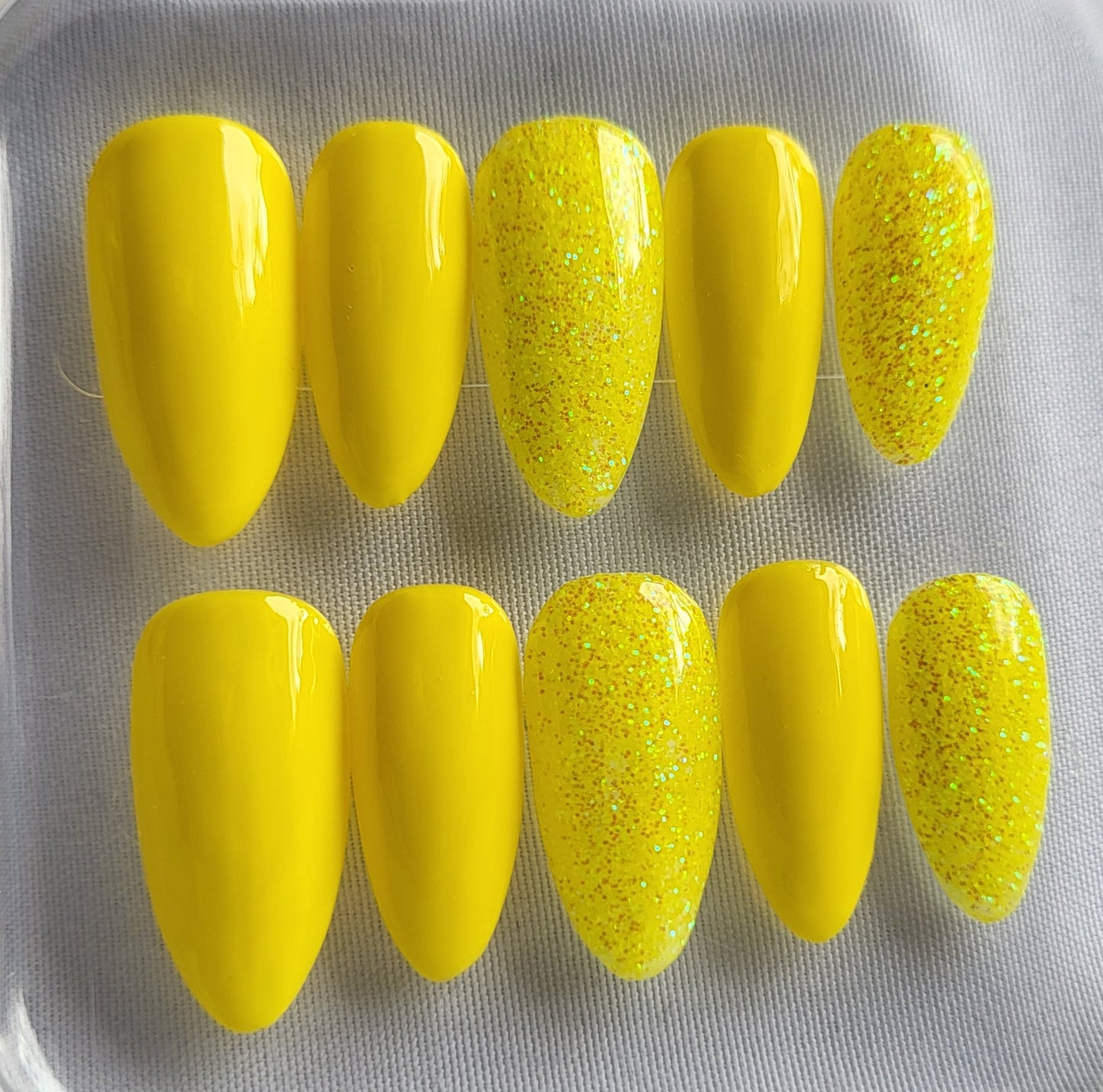 Création Nail Art – Jaune Soleil & Paillettes : L’Éclat de l’Été