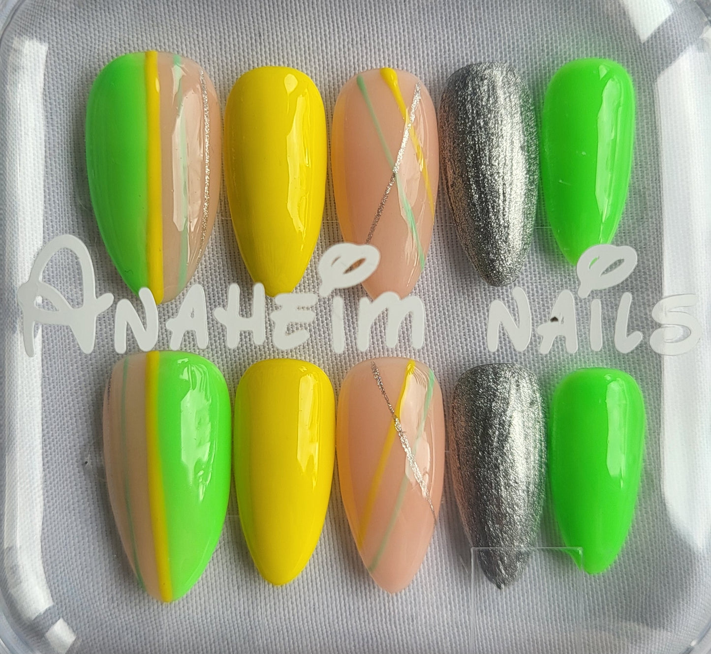Création Nail Art – Néon & Chrome : L’Audace Électrique