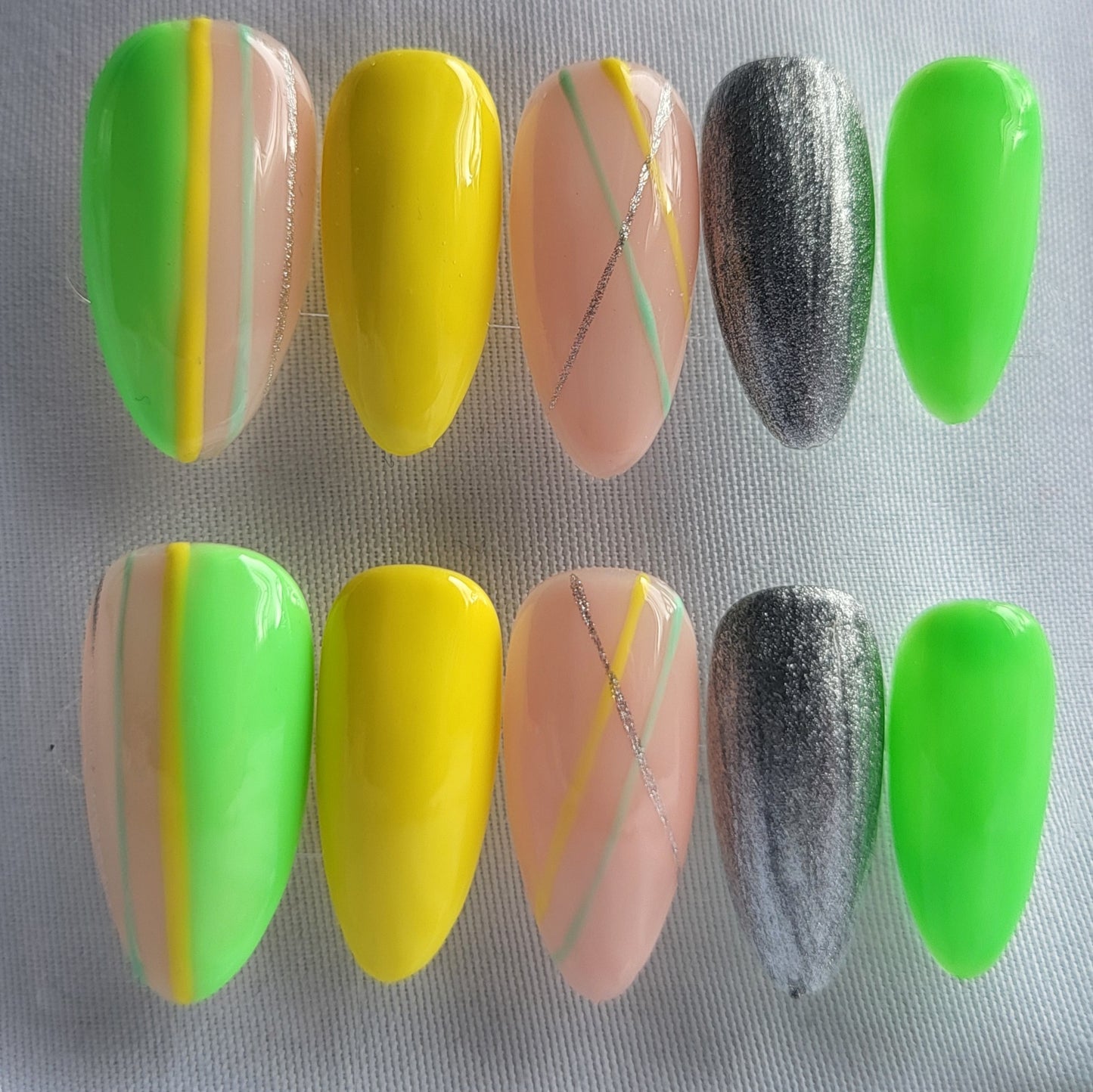 Création Nail Art – Néon & Chrome : L’Audace Électrique