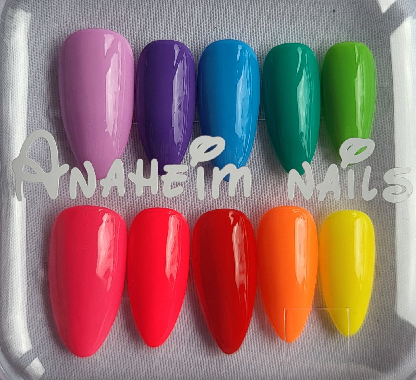 Création Nail Art – Arc-en-Ciel Néon : La Palette de la Joie
