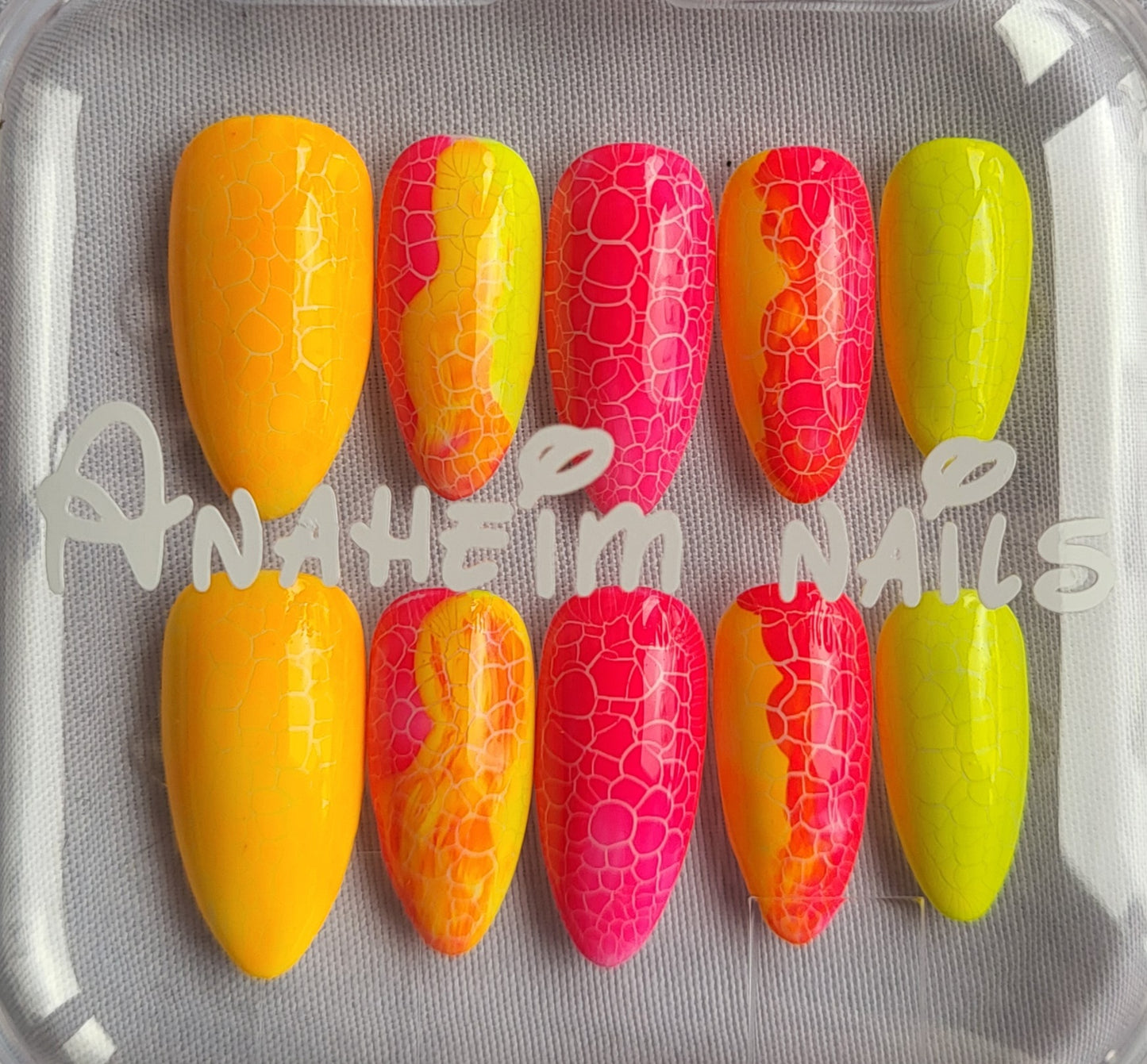 Création Nail Art – Flammes & Craquelures : L’Éruption Néon