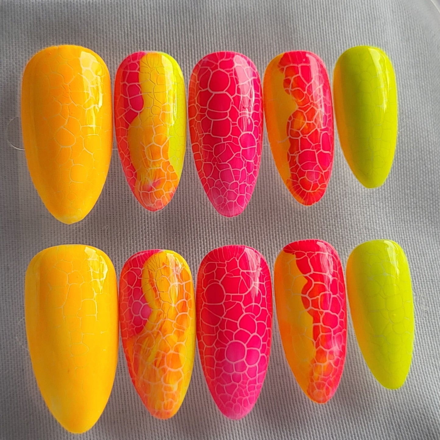 Création Nail Art – Flammes & Craquelures : L’Éruption Néon