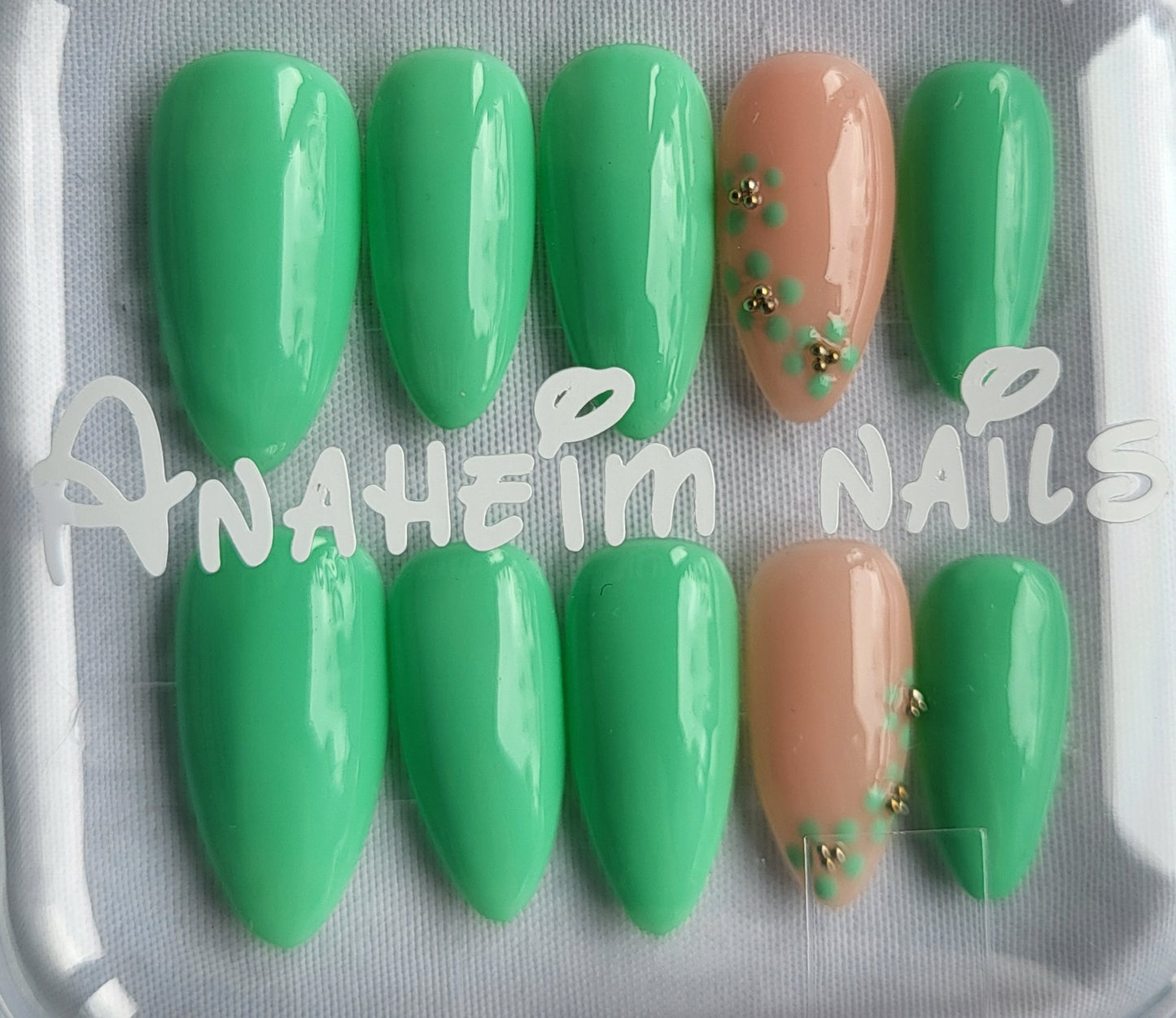 Création Nail Art – Vert Menthe & Strass Dorés : La Douceur du Printemps