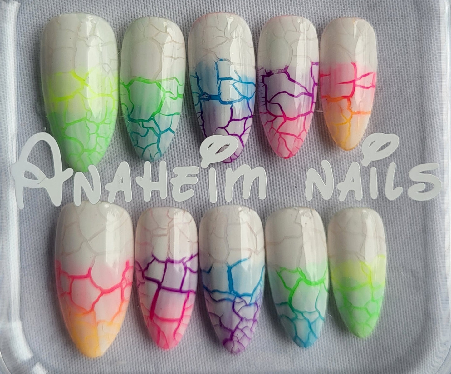 Création Nail Art – Craquelures Arc-en-Ciel : La Terre en Fleurs
