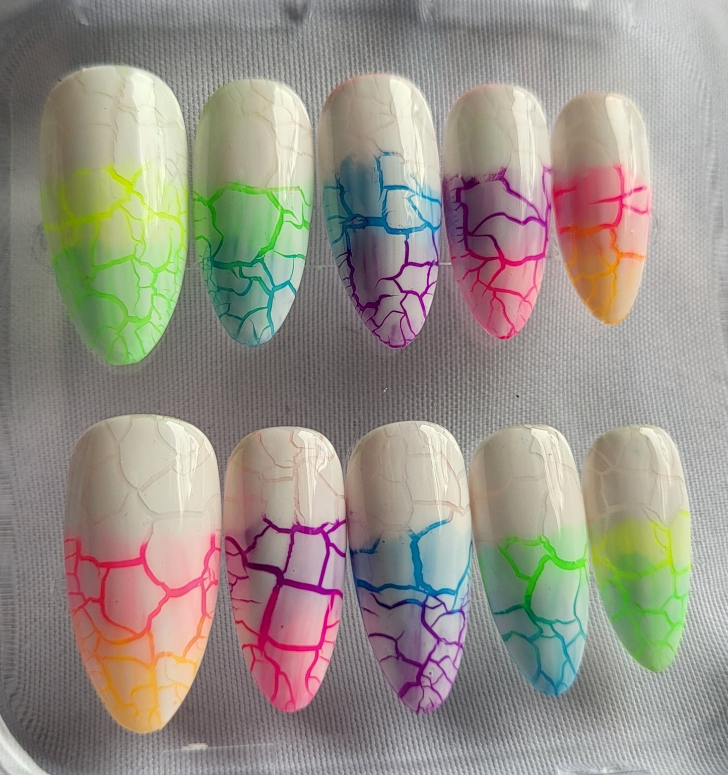Création Nail Art – Craquelures Arc-en-Ciel : La Terre en Fleurs
