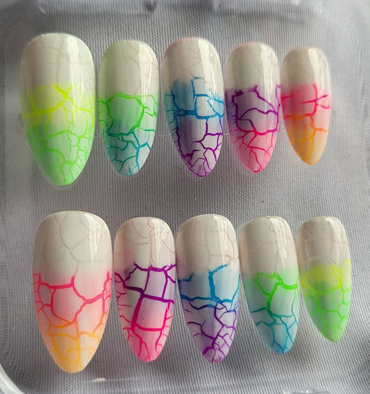 Création Nail Art – Craquelures Arc-en-Ciel : La Terre en Fleurs