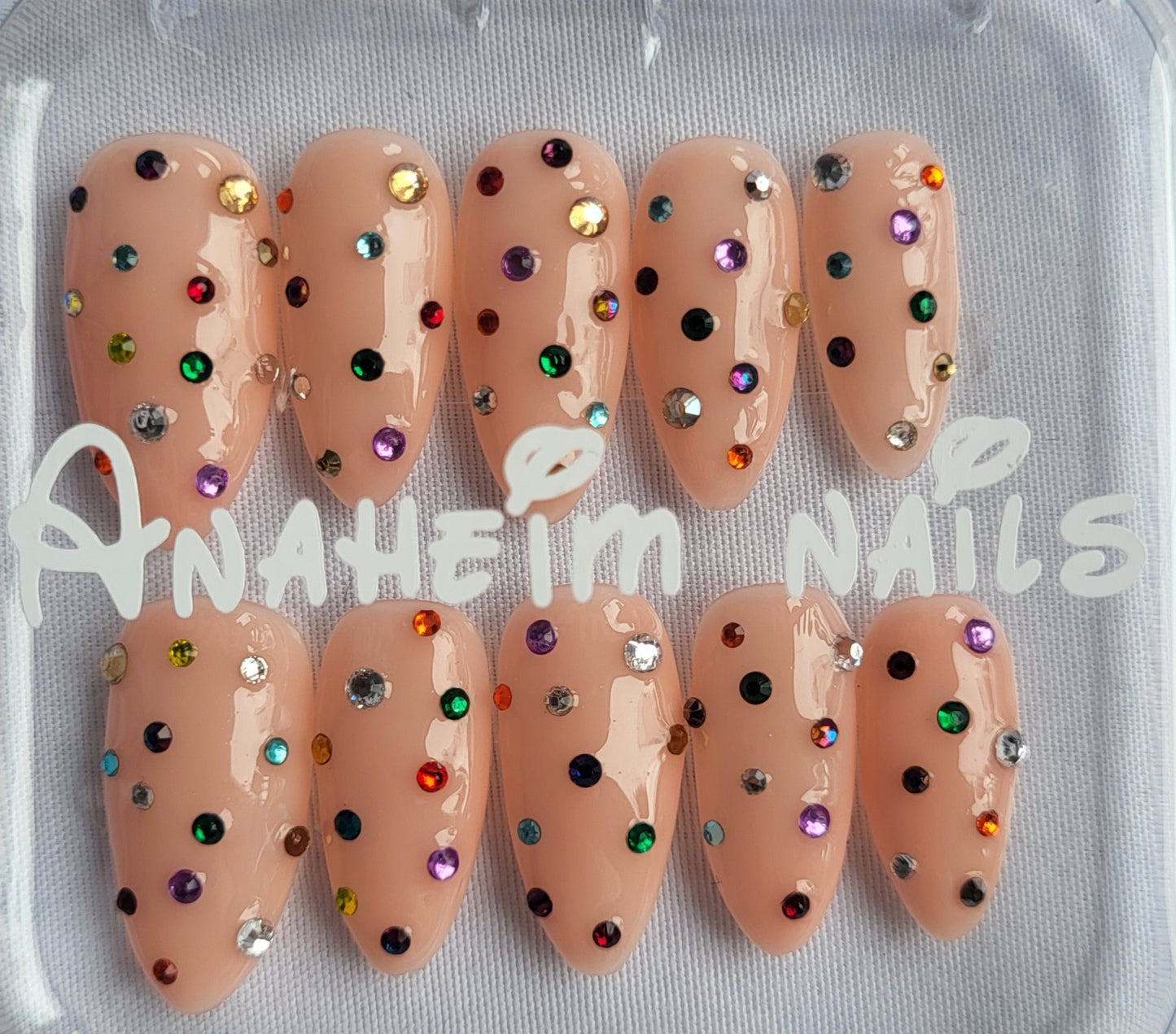 Création Nail Art – Pluie de Strass : Le Luxe Multicolore