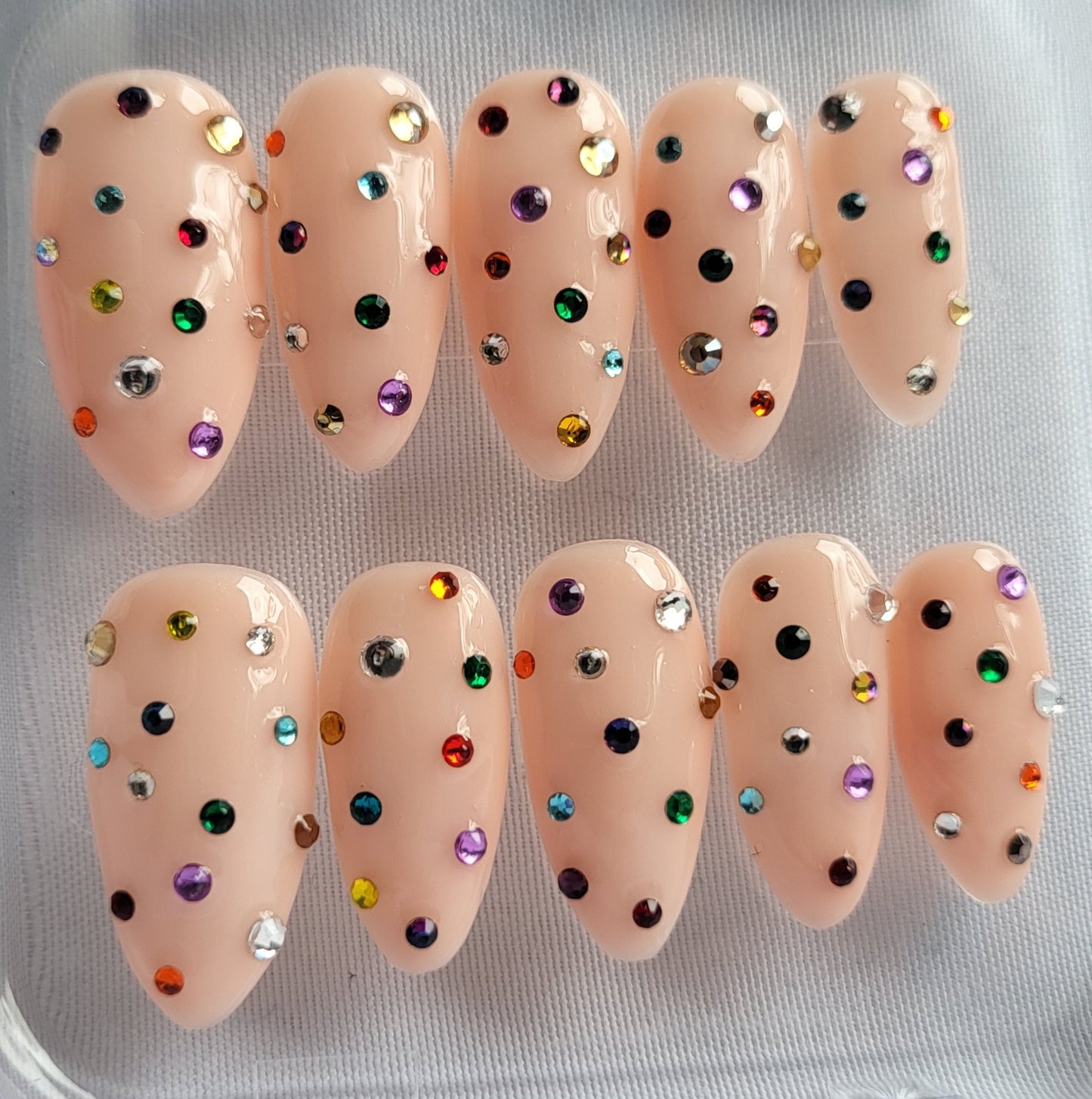 Création Nail Art – Pluie de Strass : Le Luxe Multicolore