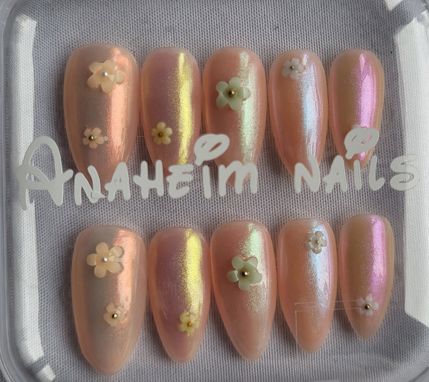 Création Nail Art – Aurore Irisée & Fleurs Nacrées : La Magie du Matin