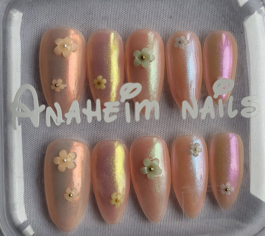 Création Nail Art – Aurore Irisée & Fleurs Nacrées : La Magie du Matin
