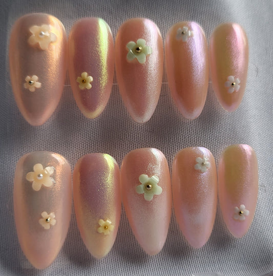Création Nail Art – Aurore Irisée & Fleurs Nacrées : La Magie du Matin