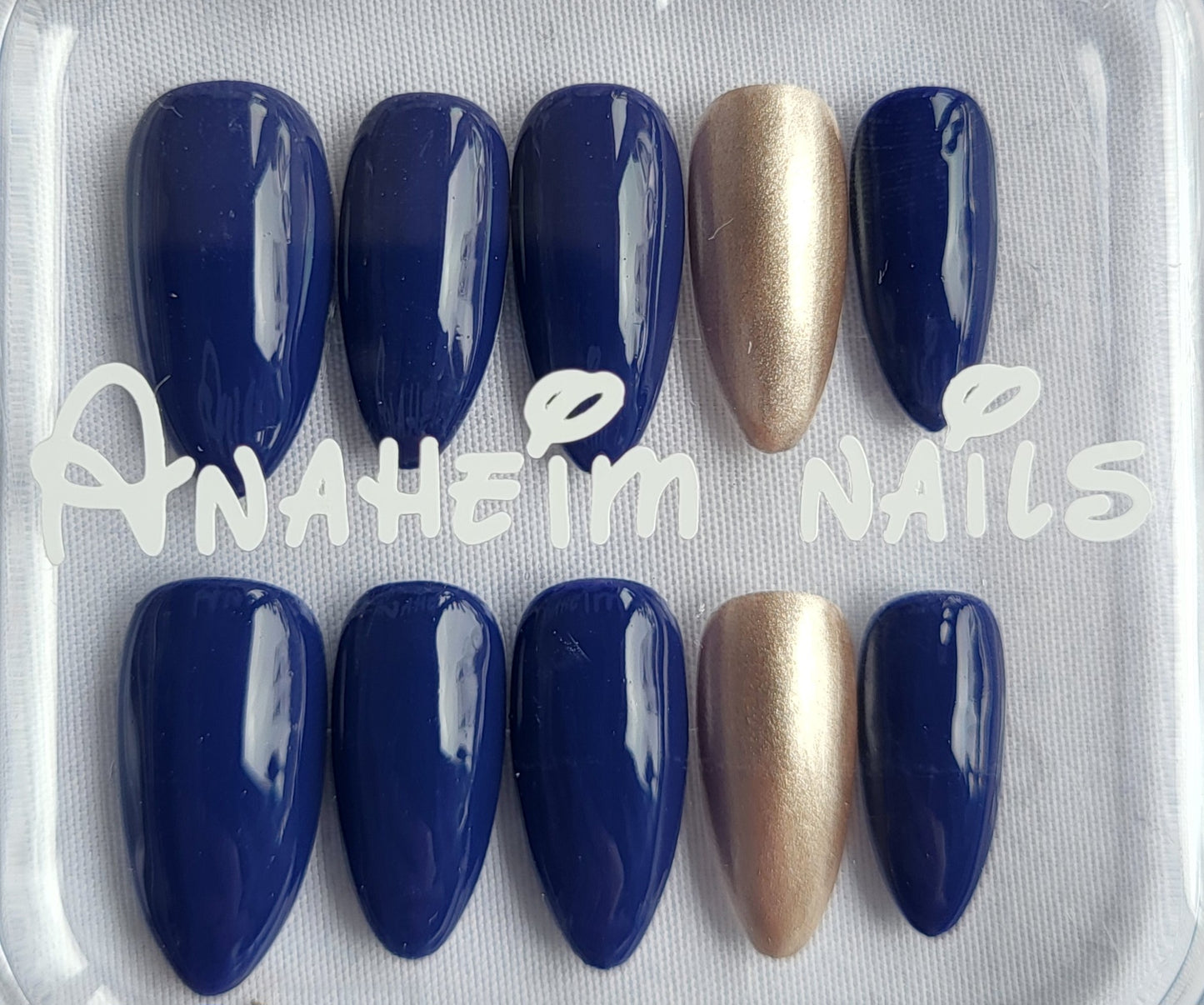Création Nail Art – Bleu Marine & Or Champagne : L’Élégance Navale