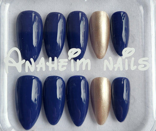 Création Nail Art – Bleu Marine & Or Champagne : L’Élégance Navale