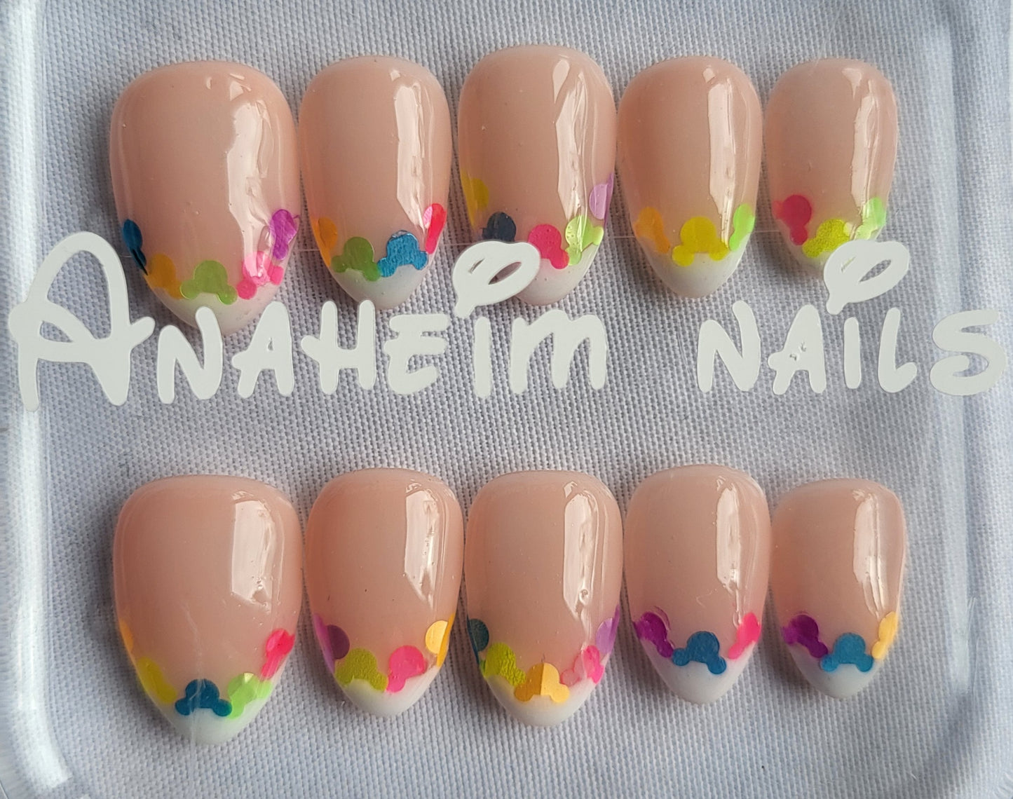 Création Nail Art ongles courts French Confettin Mickey – Édition Arc-en-ciel