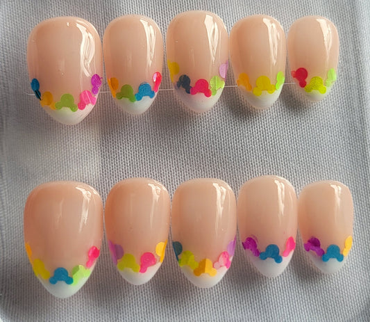 Création Nail Art ongles courts French Confettin Mickey – Édition Arc-en-ciel