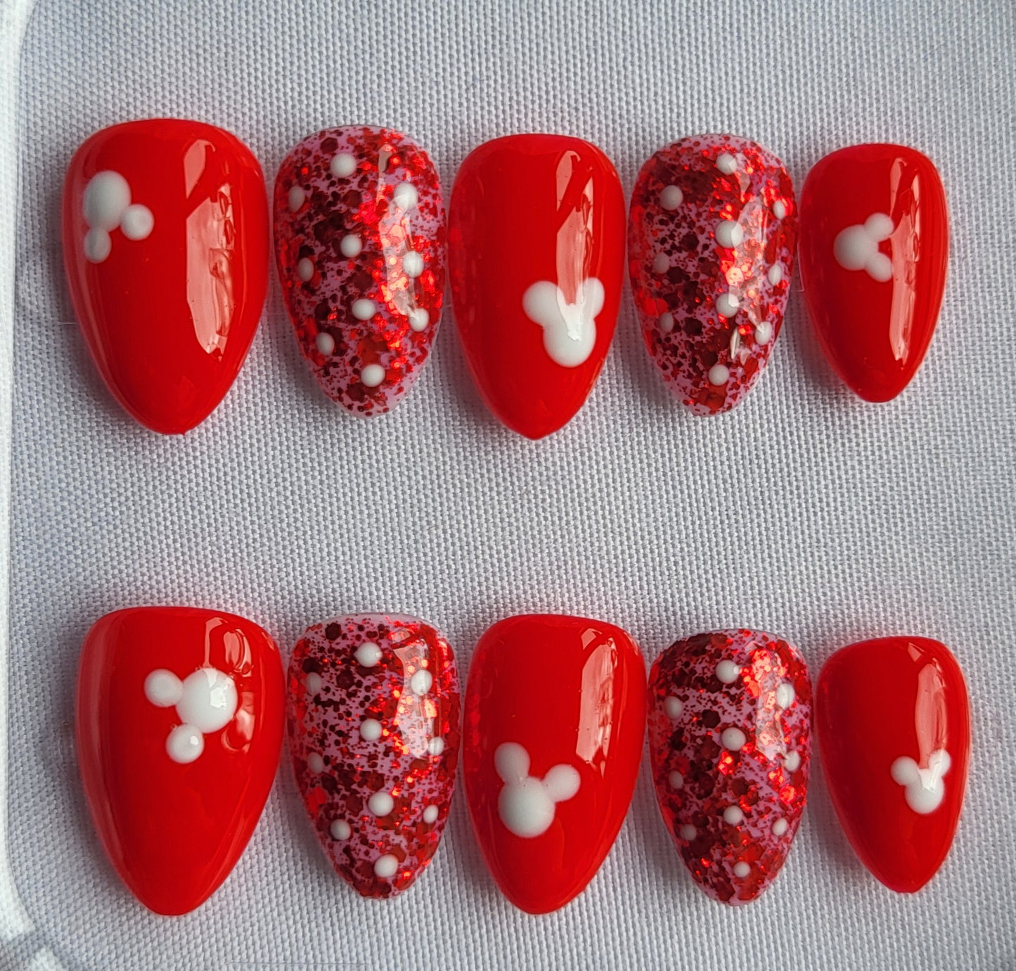 Création Nail Art ongles Court Mickey Magic – Rouge Pailleté