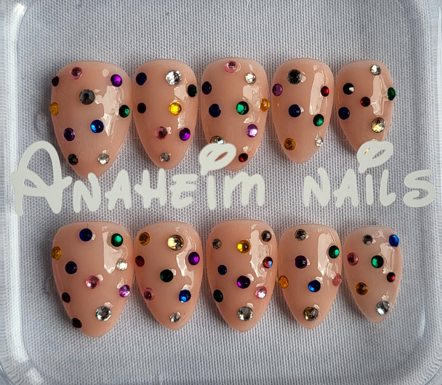 Création Nail Art ongles courts– Confettis de Gemmes : La Fête sur Vos Ongles
