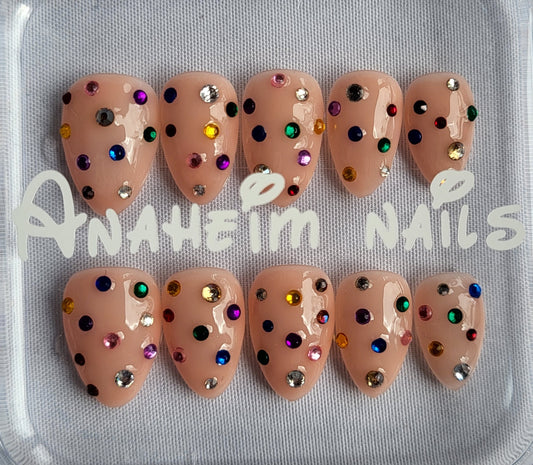 Création Nail Art ongles courts– Confettis de Gemmes : La Fête sur Vos Ongles