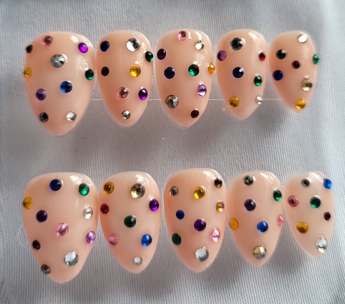Création Nail Art ongles courts– Confettis de Gemmes : La Fête sur Vos Ongles