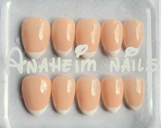Création Nail Art ongles courts French Classique – Nude & Blanc