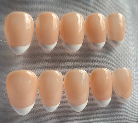 Création Nail Art ongles courts French Classique – Nude & Blanc