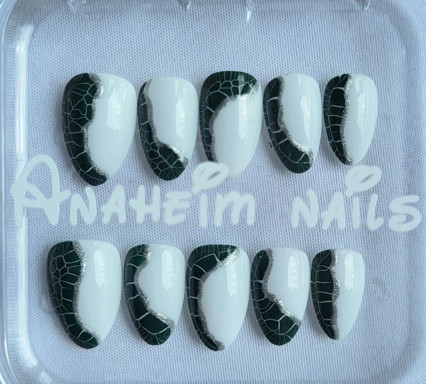 Création Nail Art ongles courts Croco Chic – Vert & Argent sur Blanc