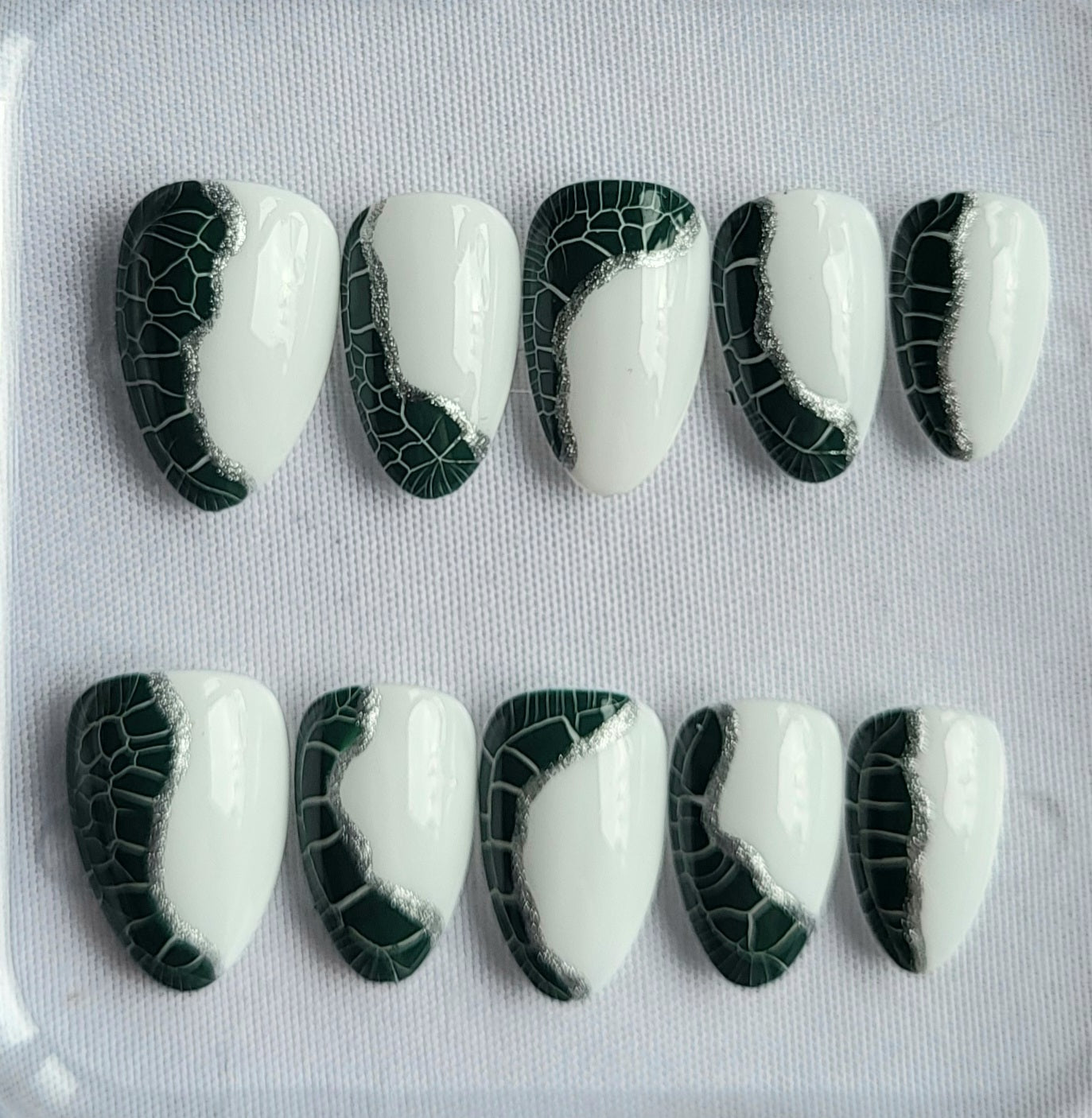 Création Nail Art ongles courts Croco Chic – Vert & Argent sur Blanc