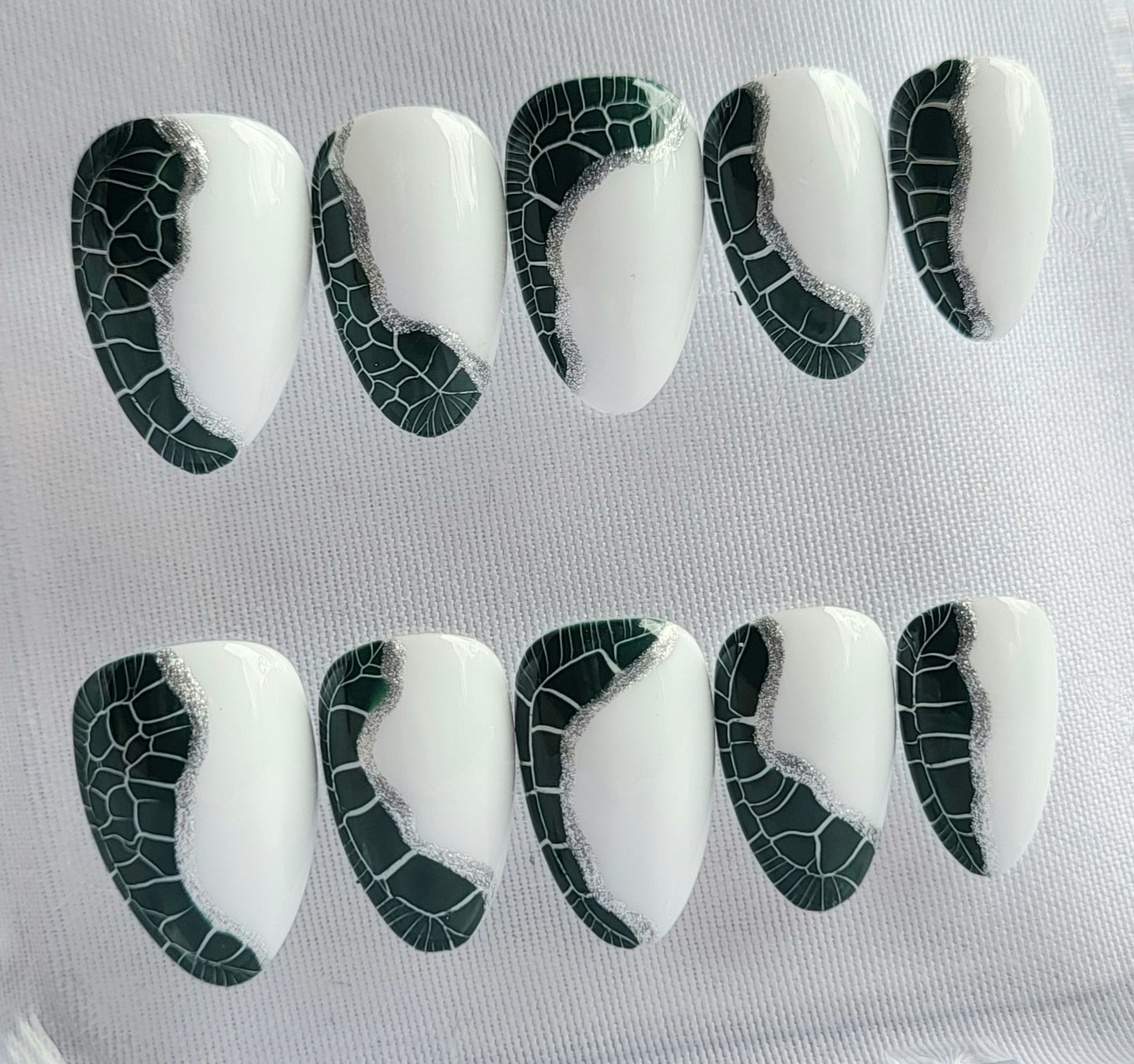 Création Nail Art ongles courts Croco Chic – Vert & Argent sur Blanc
