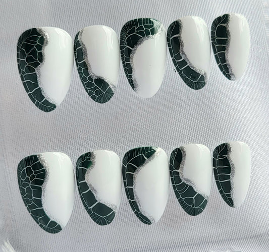 Création Nail Art ongles courts Croco Chic – Vert & Argent sur Blanc