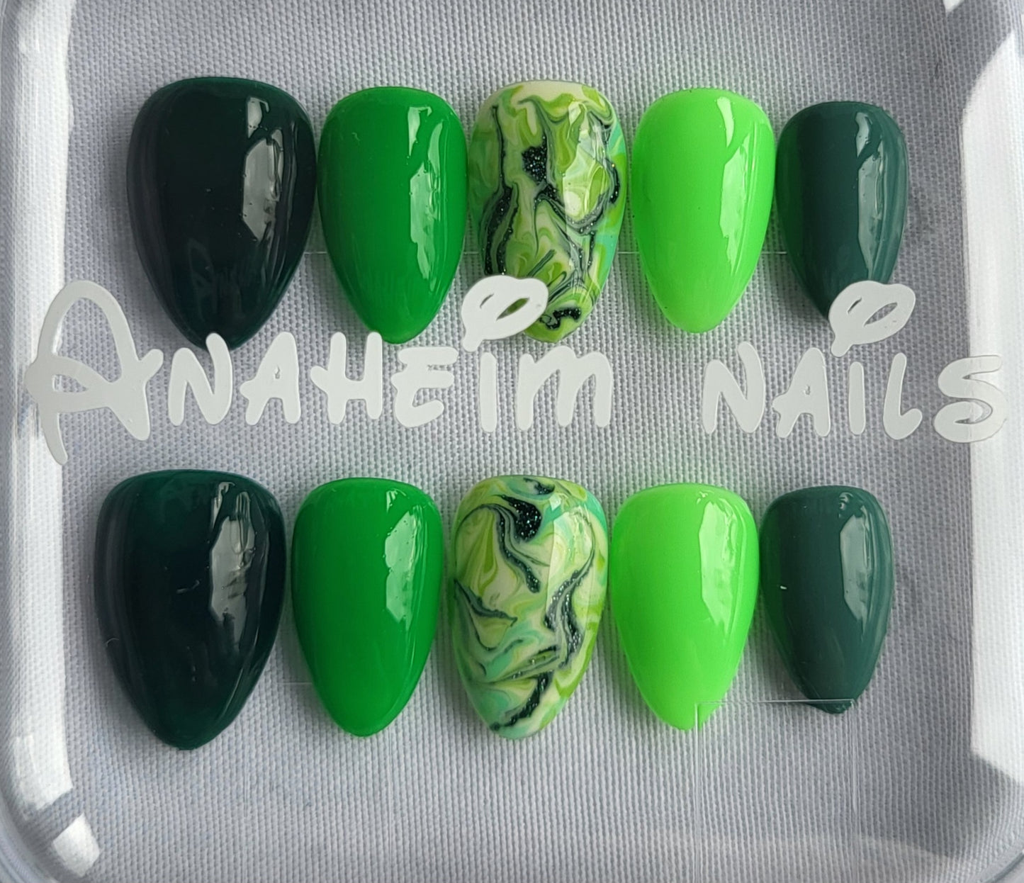 Création Nail Art ongles courts – Forêt Sauvage : L’Émeraude en Fusion