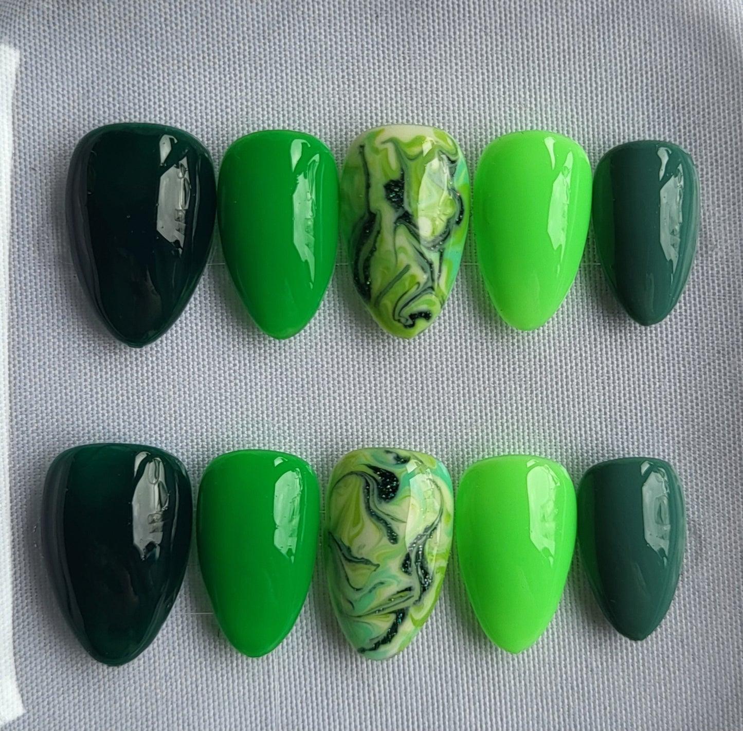 Création Nail Art ongles courts – Forêt Sauvage : L’Émeraude en Fusion